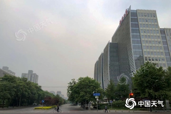 今天早晨，北京海淀区天空云量增多。
