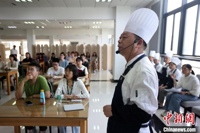 南京航空航天大学在食堂开设厨艺课。　泱波 摄