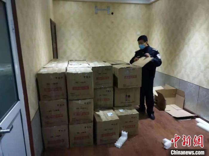 警方当场查获假冒某知名品牌白酒现场。　衡水市公安局 供图