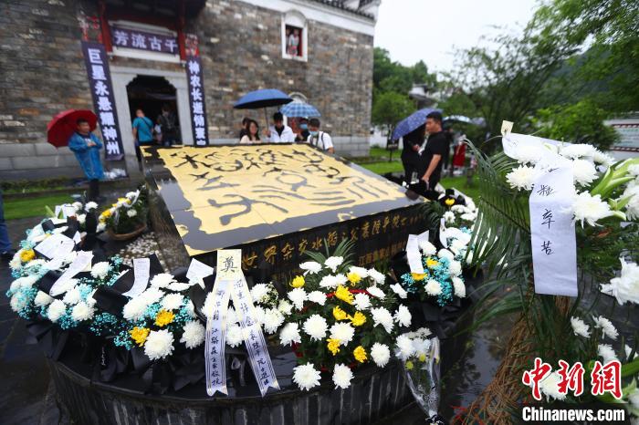 5月23日，在“袁隆平故里”江西省九江市德安县袁家山村，前来悼念的民众络绎不绝。　刘占昆 摄