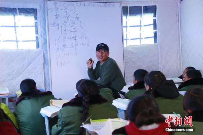 5月24日，玛多县民族寄宿制中学的老师在帐篷教室内讲课。当日，青海省果洛藏族自治州玛多县学生复课。 中新社记者 马铭言 摄