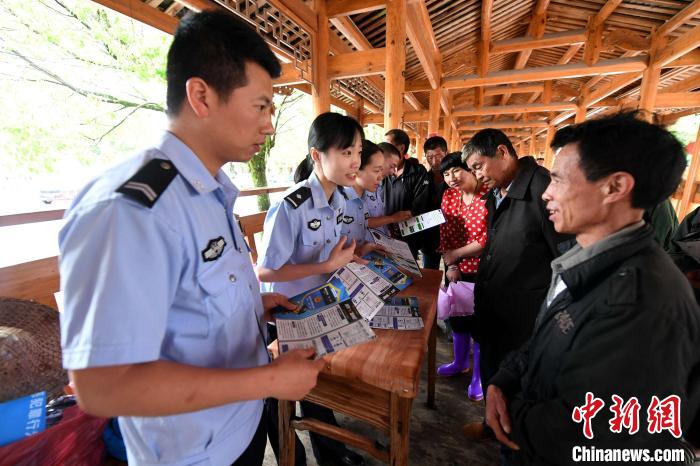 图为挂村民警开展反诈宣传。　王东明 摄