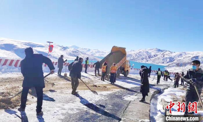 图为通往羊卓雍措途中岗巴拉山此前发生持续降雪，养护工人进行道路应急保通现场。　扎囊养护段供图