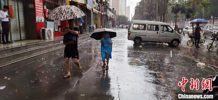 图为民众冒雨送学。　翟李强 摄