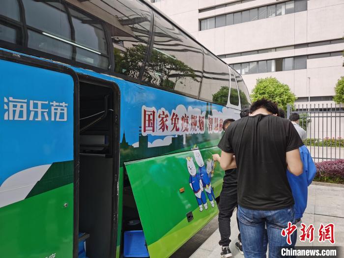 奉贤区启动了两辆新冠疫苗流动接种车，入园区、社区，打通便民服务“最后一公里”。　奉贤区新闻办 摄