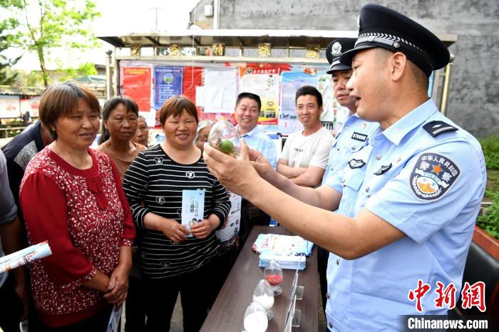 图为挂村民警开展禁毒宣传。　王东明 摄