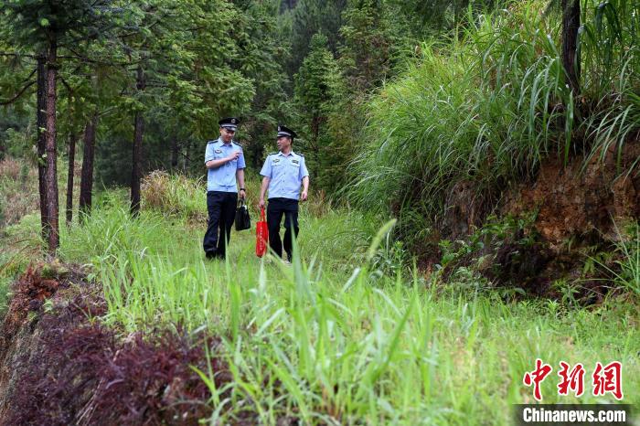 图为挂村民警深入偏远乡村排查民情。　王东明 摄