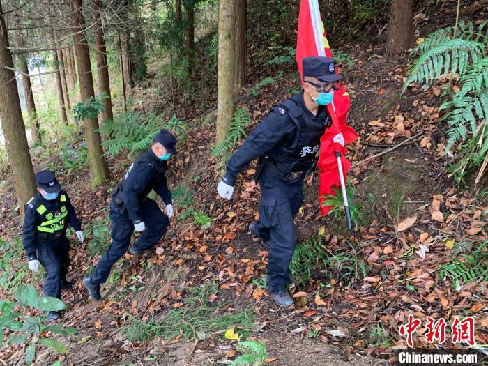 图为民警正在巡逻。　瑞丽边检站供图 摄