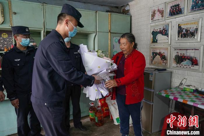 新民警认于美丽当干妈并献花。　吕品 摄