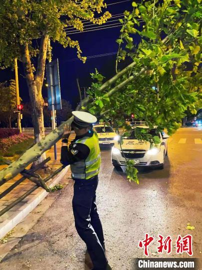 面对狂风来袭，正在路面执勤的公安民警全力应对，确保路面畅通和民众的安全。　警方供图 摄