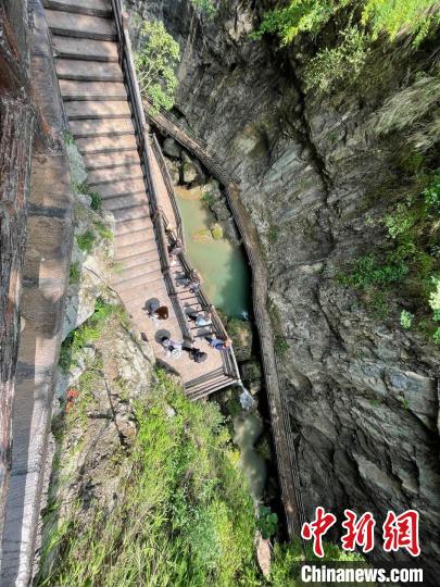 图为尼珠河景区的峡谷栈道。　缪超 摄