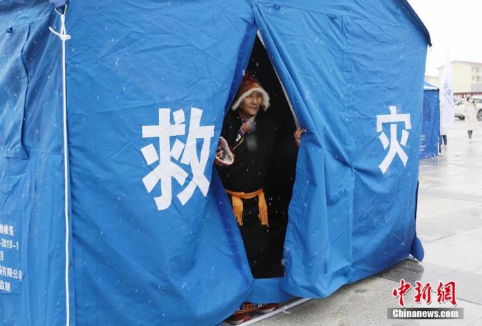 5月22日，受灾居民入住青海省果洛藏族自治州玛多县玛查理镇广场安置点帐篷。玛多县7.4级地震发生后，受灾民众有序入住帐篷，当地生活物资储备充足，秩序井然。 中新社记者 马铭言 摄