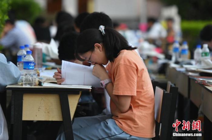 5月22日，云南省大理州漾濞县漾濞一中的高三学生在露天“教室”备战高考。5月21日，当地连发多次地震，最高6.4级。图为高三学生在进行例行考试。 中新社记者 刘冉阳 摄