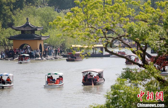 瘦西湖景区钓鱼台前人头攒动。　孟德龙 摄