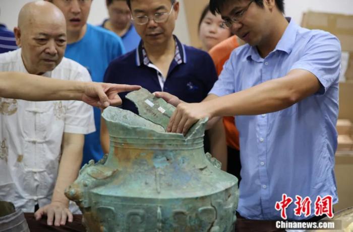 　2号祭祀坑青铜器修复情形。雷雨 摄