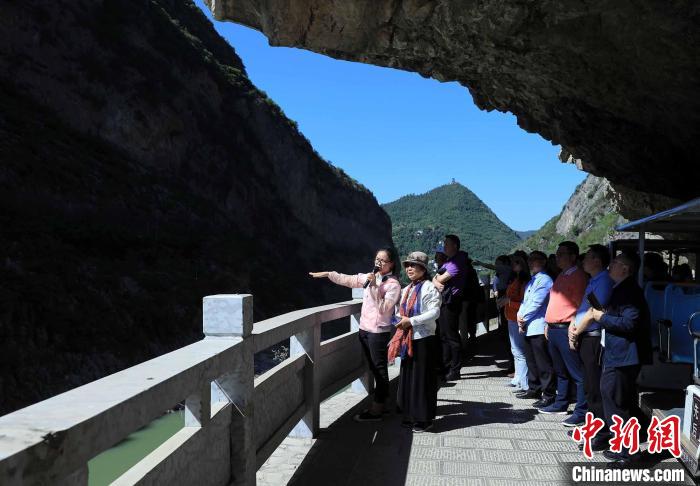 海外华文媒体代表游览广元朝天明月峡古栈道。　王磊 摄