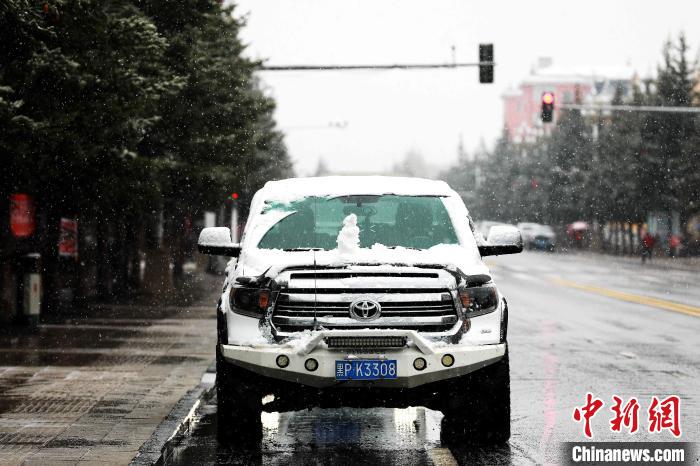 车辆上挂着一层积雪。　王景阳 摄