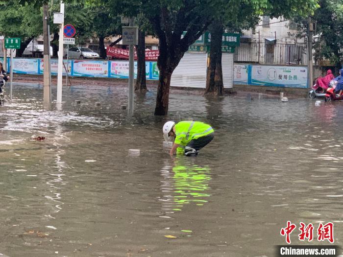 执勤民警在积水严重的道路中 北海市交警支队供图 摄