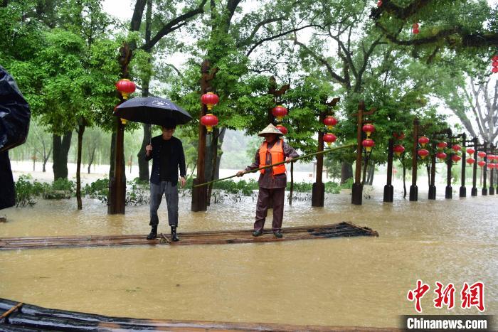 5月22日，福建省松溪县梅口埠竹排在接送人员。　张丽君 摄