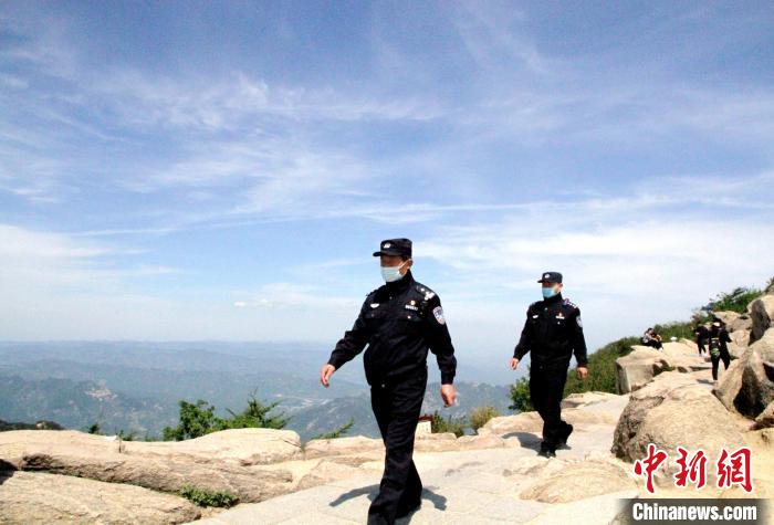 图为，泰安市公安局泰山景区分局岱顶派出所民警在岱顶执勤。　孙宏瑗 摄