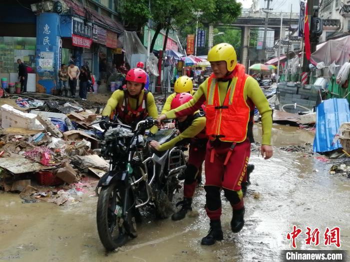 资料图为5月短时强降水致贵州部分地区发生内涝，消防员转移民众物资。　铜仁市消防救援支队供图