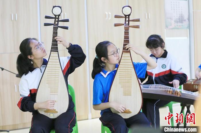 图为中国科学院兰州分院中学乐团，学生正在练习。　高展 摄