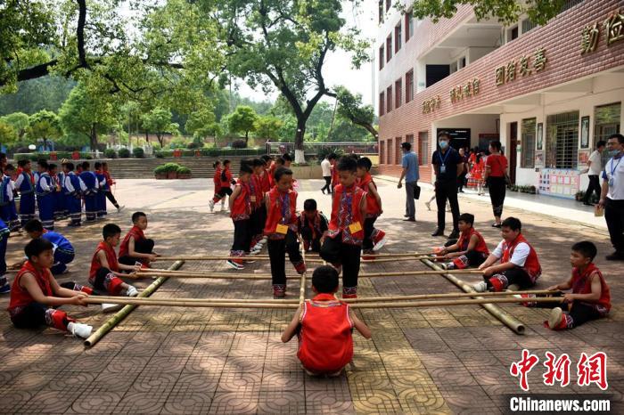 江华县大石桥中心小学学生在大课间跳竹竿舞。　梁天胜 摄