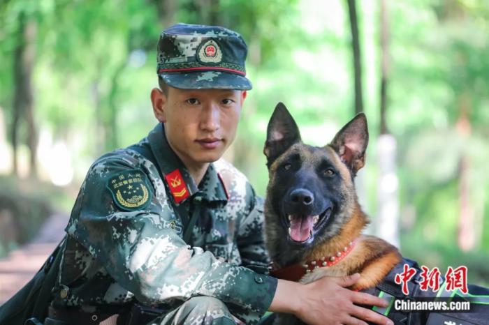 图为训导员与军犬的合影。武警贵州总队机动支队供图