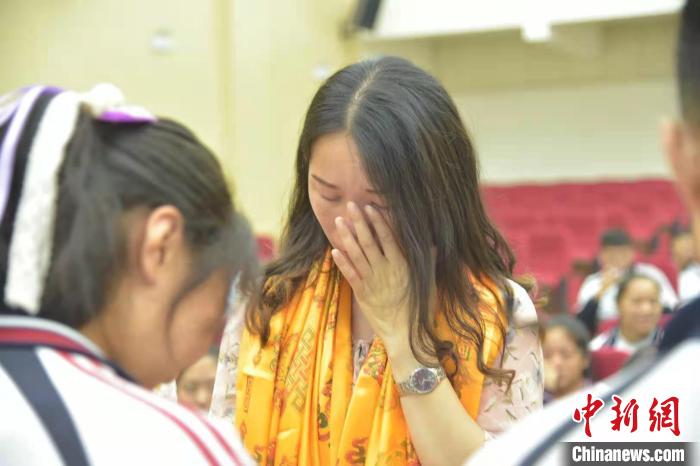 什邡市七一中学老师含泪送别玉树什邡高中班学生。　杨勇 摄