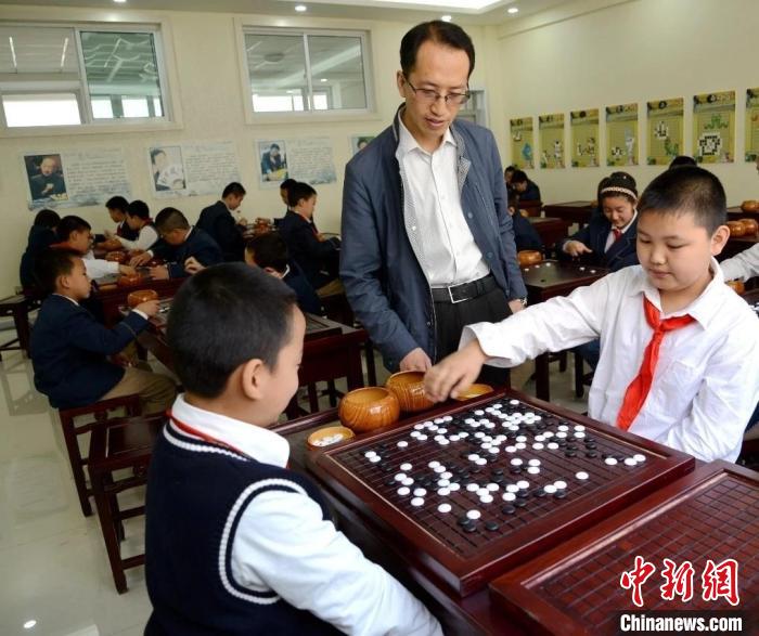 图为小学生上围棋课。(资料图) 静宁路小学供图