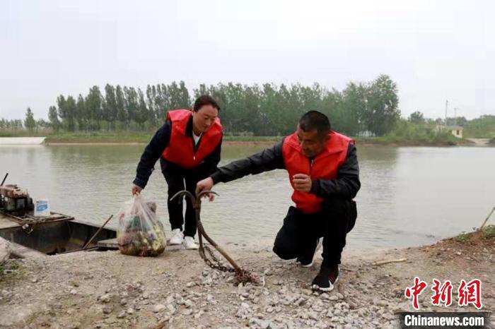 每次巡河都捞回一些垃圾。　孔庆乐 摄