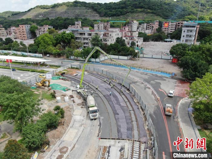 黄埔区有轨电车2号线玉岩路与香雪大道接驳处混凝土浇筑 李佳珊 摄