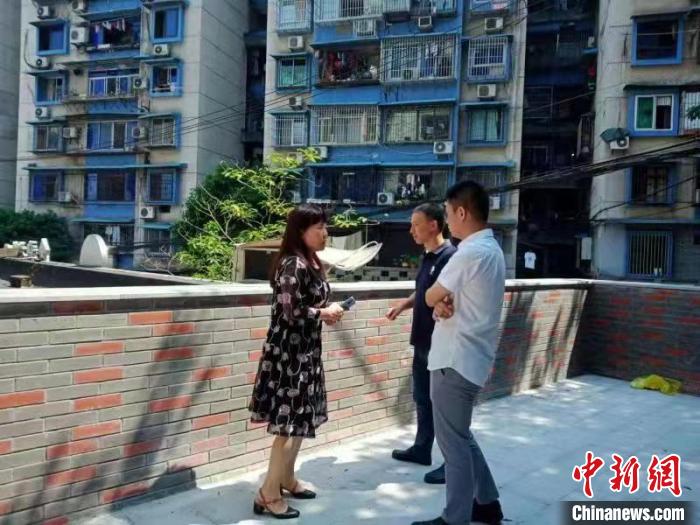图为程燕走访社区。　重庆市委宣传部供图