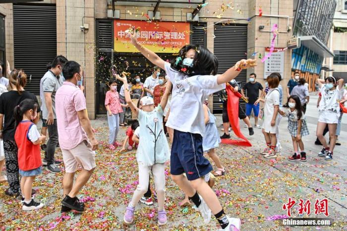 6月14日，广东省广州市，沙园街中海橡园小区居民庆祝小区解除封闭、封控管理。中新社记者 陈骥旻 摄