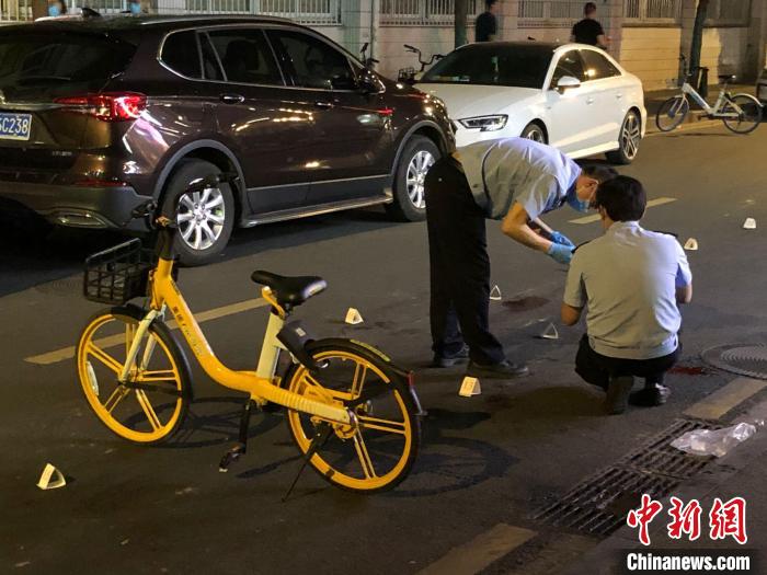 警方在取证。　朱晓颖 摄