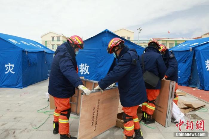 搭建安置帐篷中 青海消防供图