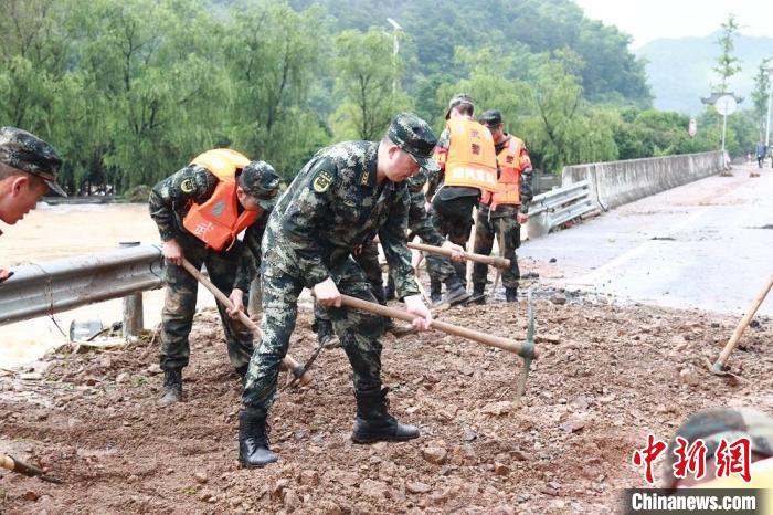 武警官兵参与救援现场 李搏 摄