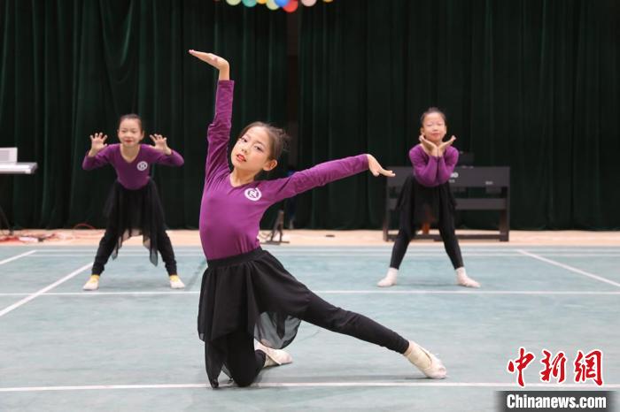 第二师铁门关市第一中学组织小学生表演的艺术舞蹈。　 刘万乐 　摄