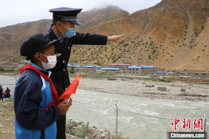 民警为学生讲述界桩故事。　格热 摄