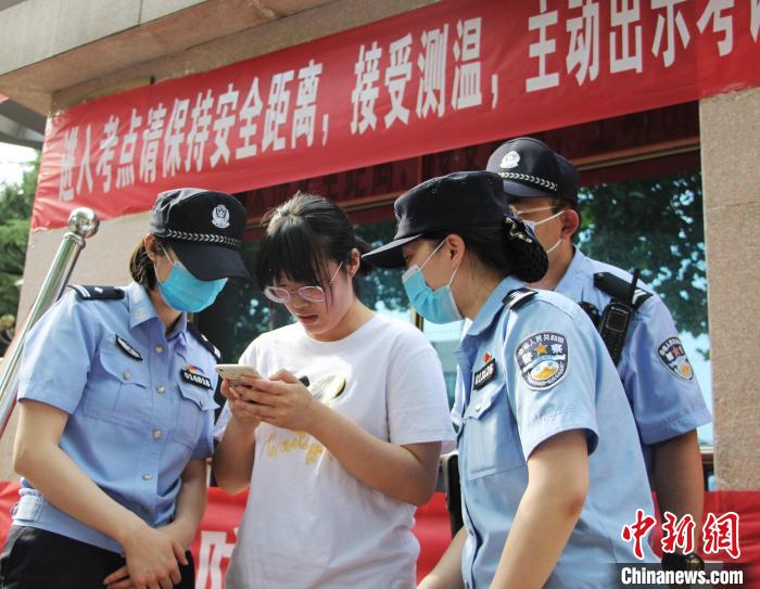 济南公安民警为遗失身份证的考生办理临时身份证明。　赵晓 摄