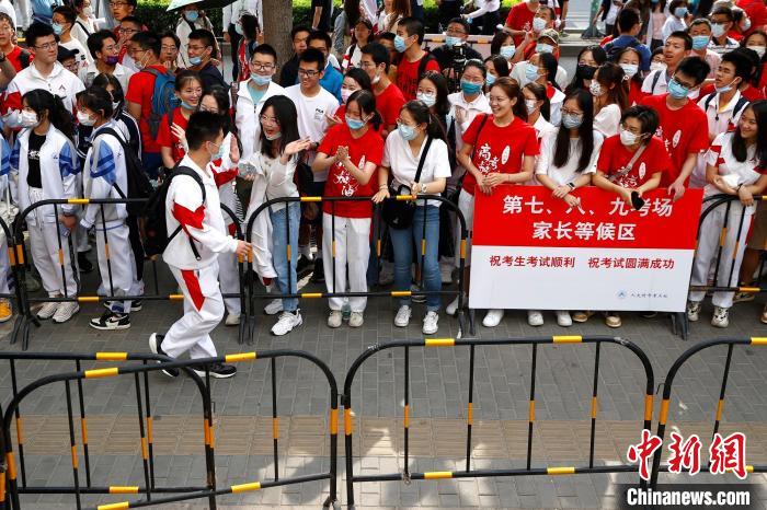 2021年中国高考7日拉开序幕。图为中国人民大学附属中学考点门前家长、师长、学长送考。　富田 摄