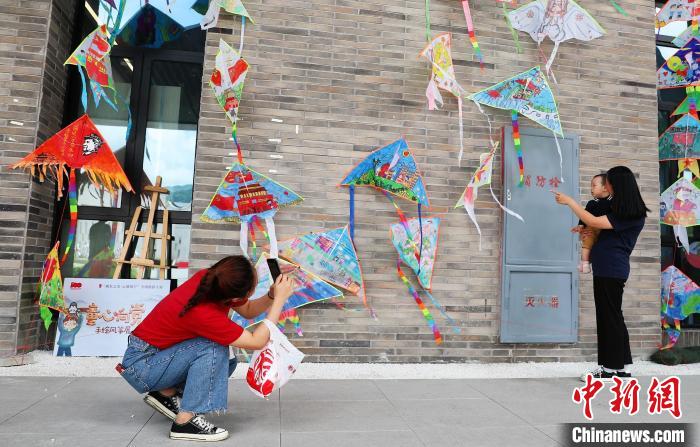 图为“童心向党”主题风筝展示区。　郑文敏 摄