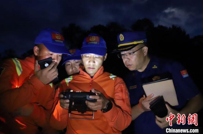 图为监测人员开展监测工作。　云南省森林消防总队提供