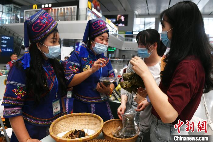 旅客在端午市集购买粽子。　蒋雪林 摄