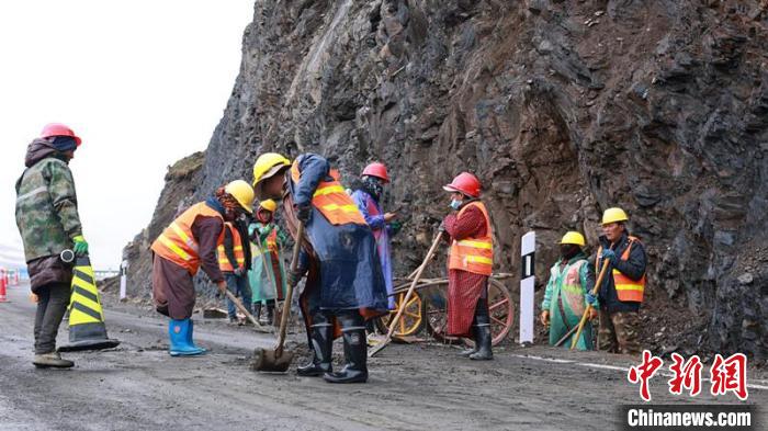 图为5月28日，曲玉道班组织民工清理道路。日当养护段供图