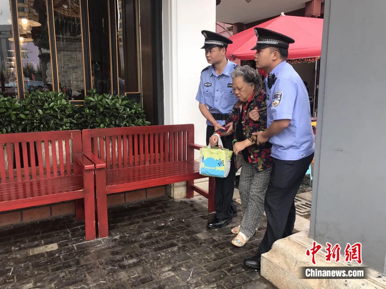 图为民警帮助迷路老人回家。杨芳摄