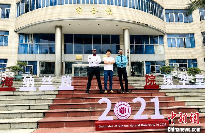 闽南师范大学留学生李威(左)和阿里(右)。　闽南师范大学供图