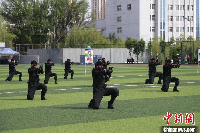 图为青海警官学院学院展示手枪射击战术。　马铭言 摄