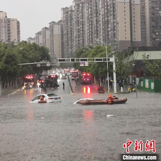 图为洪涝现场，多车被淹。　毕节市消防救援支队供图 摄