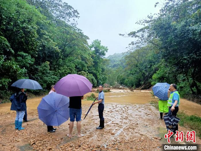 图为道路交通中断，现场商量抢修方案。　龙门交通公路部门供图